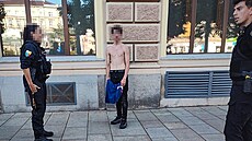Mladík chtl v centru Plzn po mui, aby mu pjil telefon. Kdy odmítl, napadl...