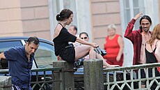 Polosvleený Jií Macháek a unavená Táa Vilhelmová ekají na zbytek party -...