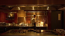 Kucha zapaluje uhlí v luxusní dubajské restauraci FZN (13. ervna 2025)
