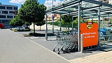 Parkovi�t� p�ed Lidlem na Ji�ním m�st� po poledni v pátek 4. �ervence 2025...