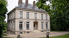 Vila v msteku Louveciennes leícího nedaleko Paíe, která patila zesnulému...