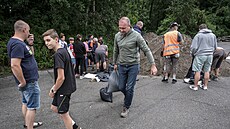 Lidé si v Tinci berou písek, který pro n pipravila tamní radnice ve...