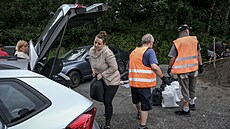 Lidé si v Tinci berou písek, který pro n pipravila tamní radnice ve...