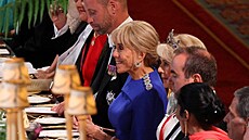 Britský princ William, první dáma Francie Brigitte Macronová a britská královna...