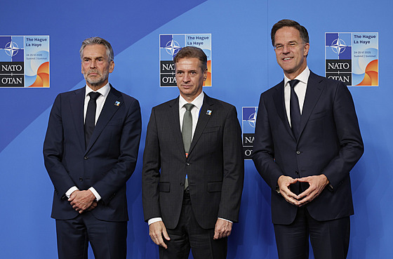 Slovinský premiér Robert Golob (uprosted) je na summitu NATO v Haagu vítán...