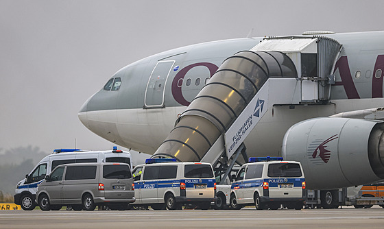 Deportaní let afghánských trestanc z nmeckého Lipska do Kábulu. (18....