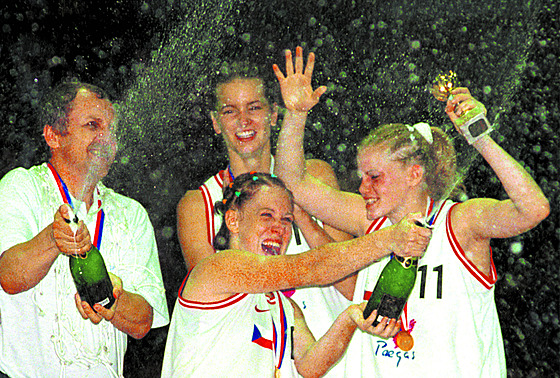 eské basketbalistky slaví zlato na mistrovství svta do 19 let v Brn, v...