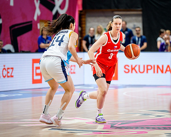eská basketbalistka Anna Bláová (v erveném) bhem zápasu proti Argentin na...