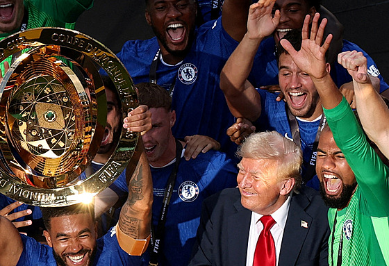 Americký prezident Donald Trump mezi fotbalisty Chelsea, kteí slaví výhru na...