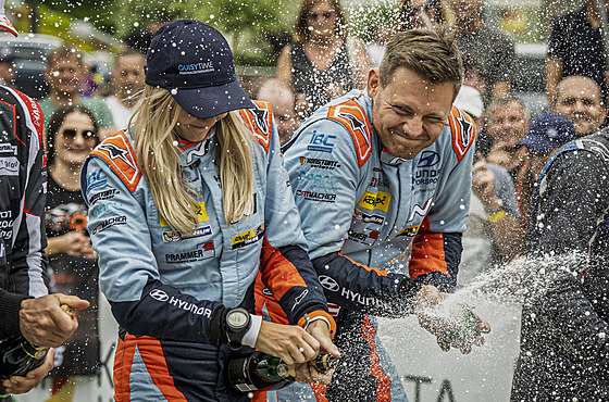 Vítzná posádka Rallye Bohemia: Simon Wagner a Hanna Ostlenderová.