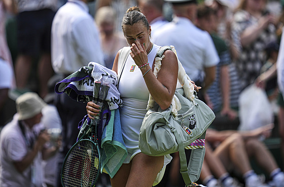 Zklamaná Aryna Sabalenková po semifinále Wimbledonu.