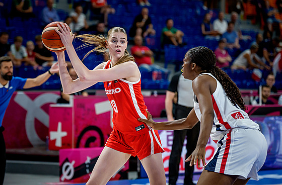 Kateina Kalná bojuje v osmifinále s Francií na mistrovství svta hráek do 19...