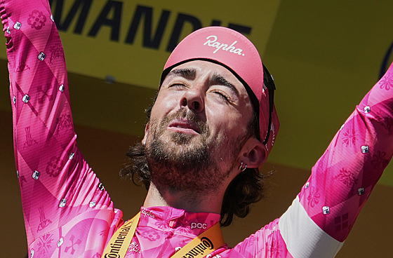 Ben Healy slaví vítzství v esté etap Tour de France.