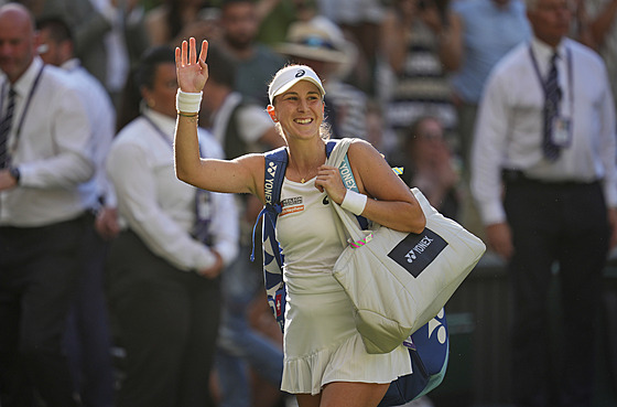 Belinda Bencicová se louí s fanouky ve Wimbledonu po prohe v semifinále.