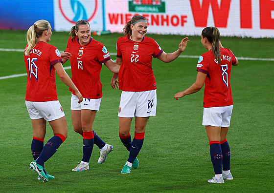 Norské fotbalistky slaví gól proti Islandu na Euru.