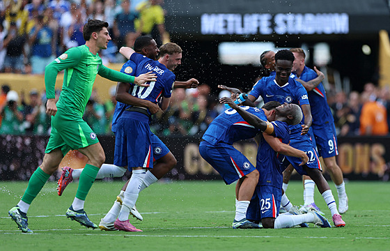 Fotbalisté Chelsea slaví výhru ve finále mistrovství svta klub.