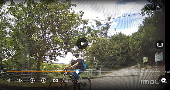 Bikei v Mladeských jeskyní sjídjí schodit vedoucí k budov správy...