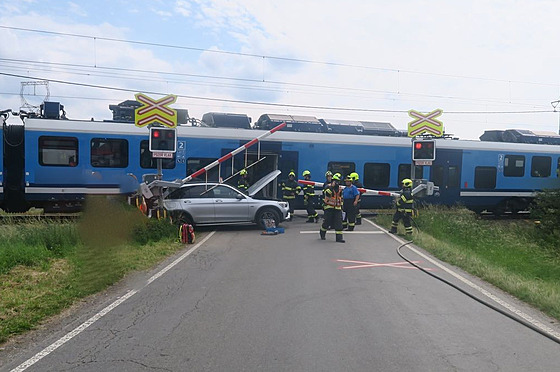 Osobní vlak na trati mezi umperkem a Petrovem nad Desnou narazil do mercedesu,...