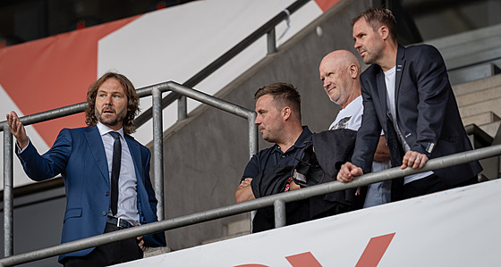 Generální manaer fotbalových reprezentací Pavel Nedvd (vlevo) sleduje...