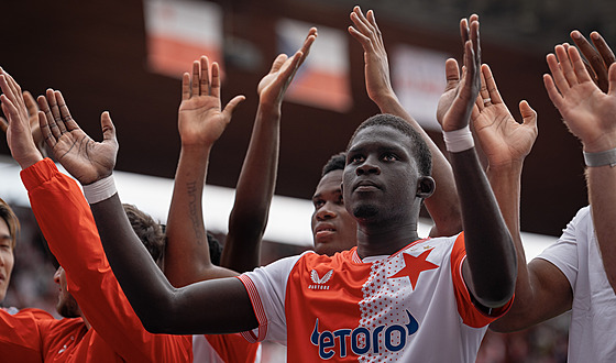 El Hadji Malick Diouf ze Slavie Praha se louí s fanouky po pípravném utkání...