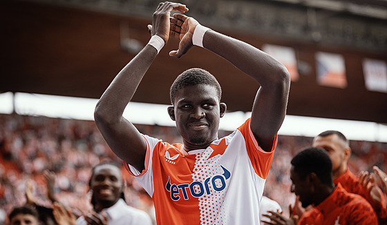 El Hadji Malick Diouf ze Slavie Praha se louí s fanouky po pípravném utkání...