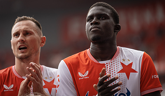 El Hadji Malick Diouf ze Slavie Praha se louí s fanouky po pípravném utkání...
