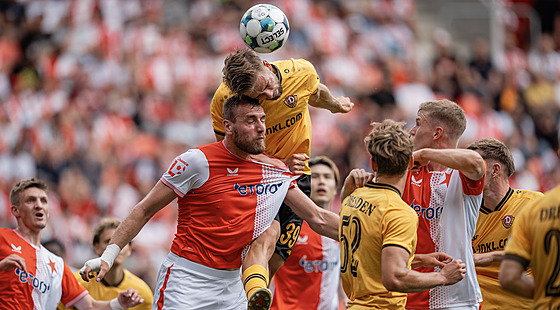 Tomá Chorý ze Slavie Praha hlavikuje v pípravném utkání proti Dynamu...