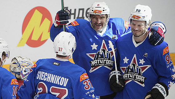 Alexandr Ovekin (uprosted) se raduje z gólu výbru ruských hvzd z NHL v...