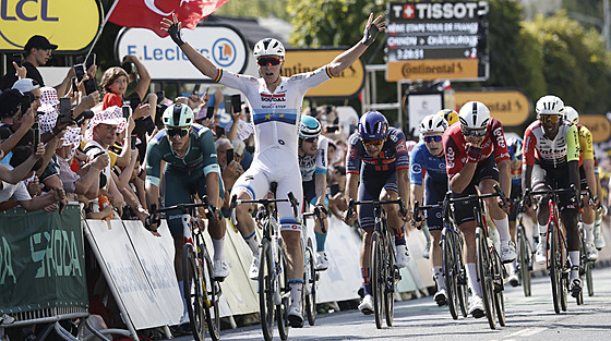 Tim Merlier slaví vítzství v deváté etap Tour de France.