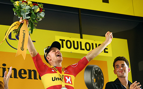 Vítz 11. etapy na Tour de France Jonas Abrahamsen slaví triumf.