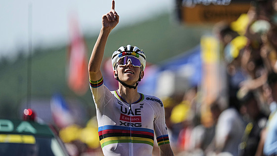 Tadej Pogaar vítzí ve 12. etap Tour de France na Hautacamu.