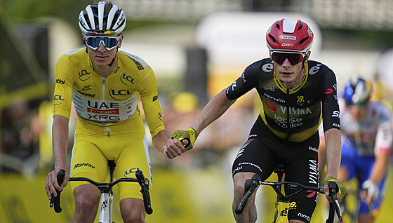 Tadej Pogaar a Jonas Vingegaard si gratulují po dokonení desáté etapy Tour de...