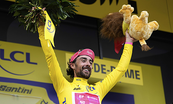 Ben Healy pózuje ve lutém dresu po desáté etap Tour de France.