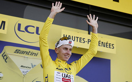 Tadej Pogaar získává opt lutý dres po triumfu ve 12. etap Tour de France.