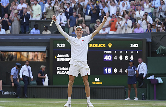 Ital Jannik Sinner slaví triumf v muské dvouhe ve Wimbledonu.