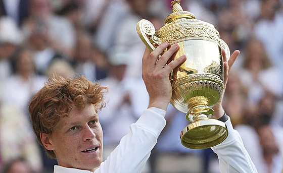 Jannik Sinner pózuje s trofejí po triumfu v muské dvouhe ve Wimbledonu.