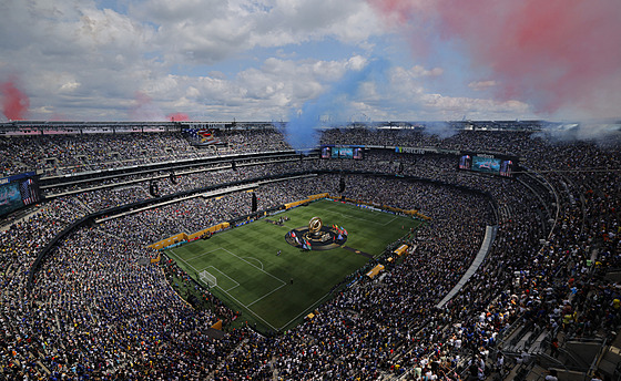 Pohled na stadion p�ed finále fotbalového MS klub�.