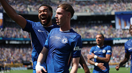 Cole Palmer z Chelsea slaví se spoluhrái trefu ve finále MS klub proti PSG.