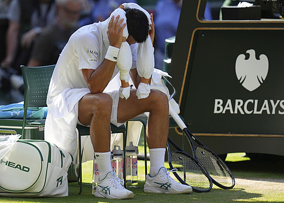 Trápil se. Novak Djokovi po úvodním prohraném setu v semifinále Wimbledonu.