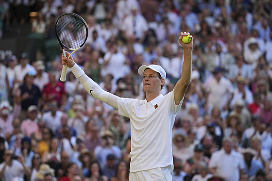 Jannik Sinner slaví postup do finále Wimbledonu.