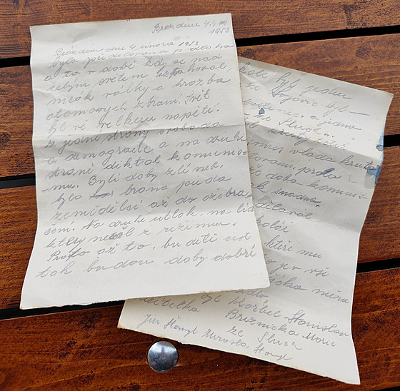 Nalezený dopis emeslníka, který v roce 1953 ukryl pod podlahou koly v obci...
