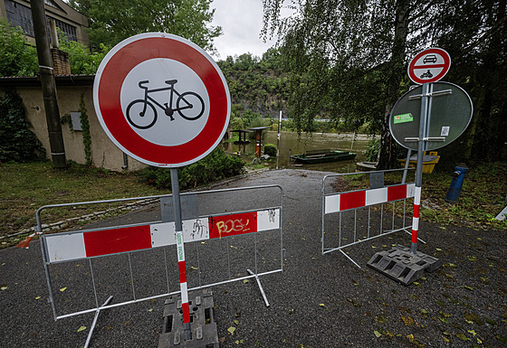 Cyklostezka ve Vrané nad Vltavou uzavená po podzimních povodních. (14. záí...