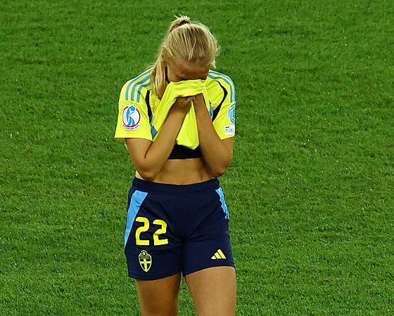 Smilia Holmbergová si zakrývá obliej po nepromnné penalt.