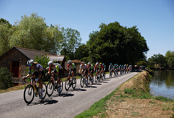 Peloton bhem osmé etapy Tour de France táhne americký cyklista Quinn Simmons z...