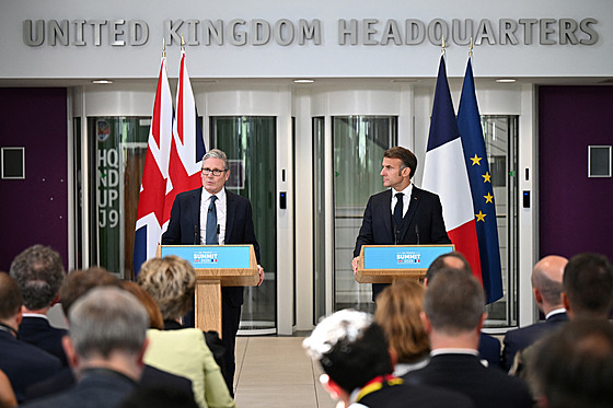 Francouzský prezident Emmanuel Macron a britský premiér Keir Starmer bhem...