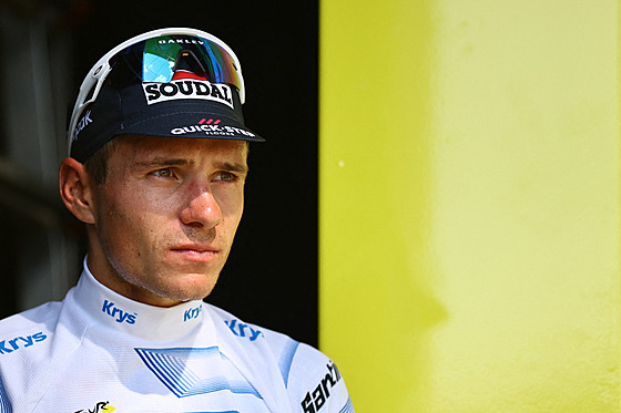 Remco Evenepoel pichází na pódium v dresu nejlepího mladého jezdce.