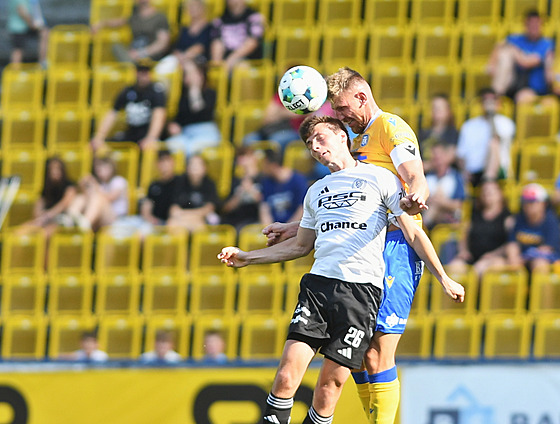 Zlínský Michal Cupák a teplický Ladislav Takács v leteckém souboji o mí.