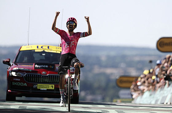 Ben Healy se raduje z vítzství v esté etap Tour de France.