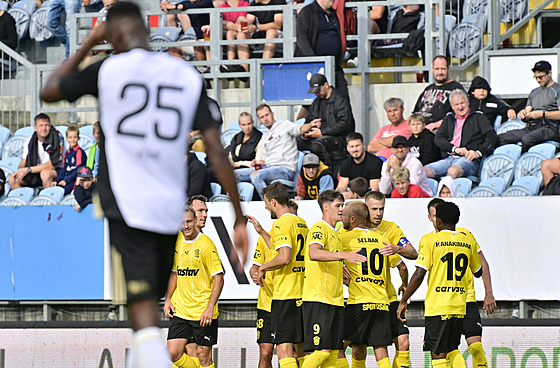 Fotbalisté brnnské Zbrojovky se radují z gólu proti eským Budjovicím.