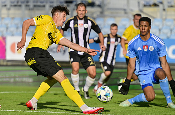 Oliver Velich se snaí prostelit eskobudjovického brankáe Colina Andrewa.